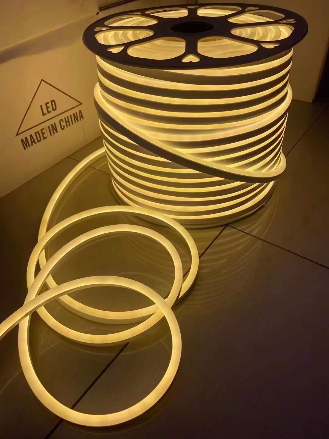 NEON FLEX TRAKA TOPLO BIJELA 220V