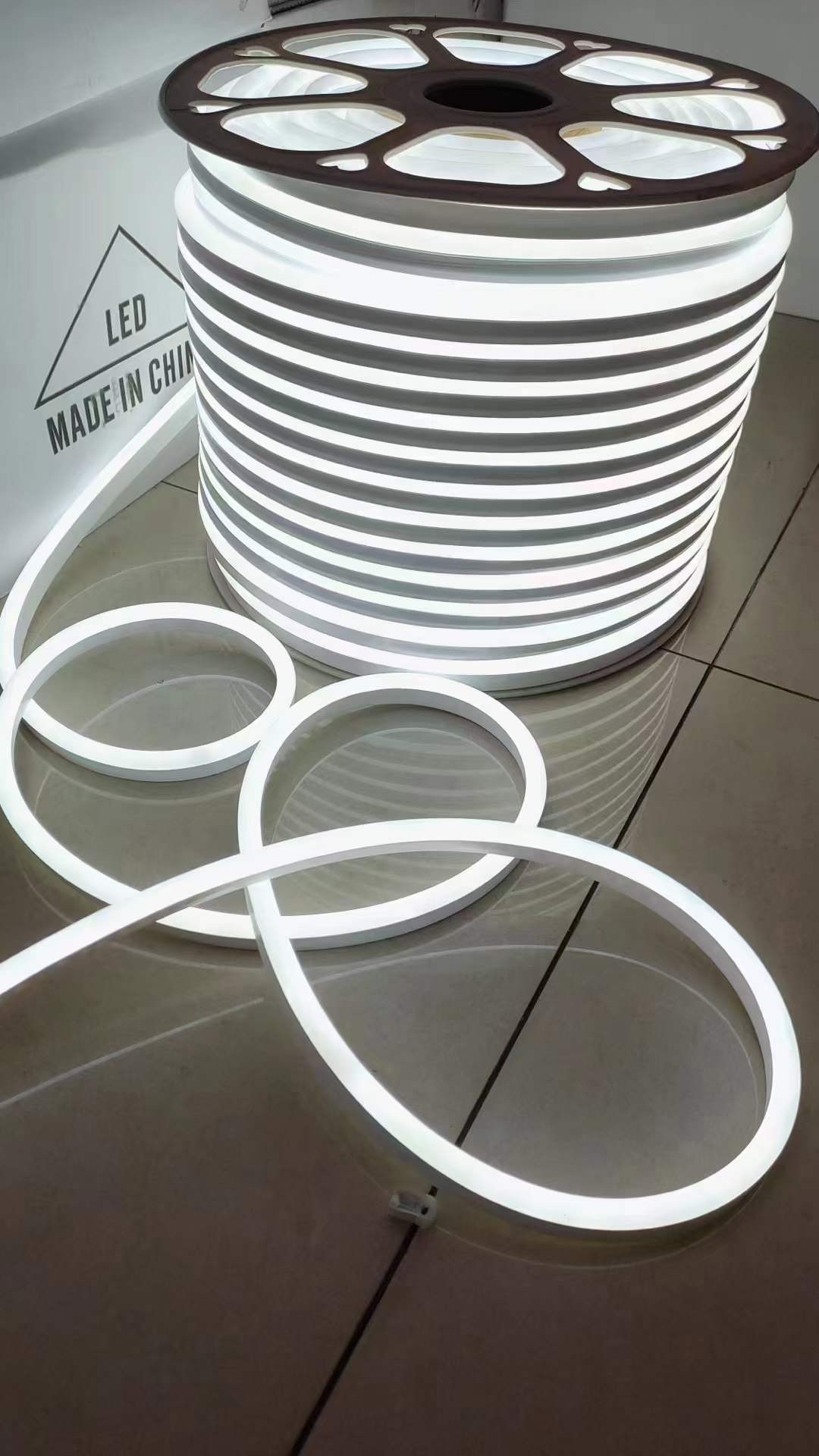 NEON FLEX LED TRAKA BIJELA 220V