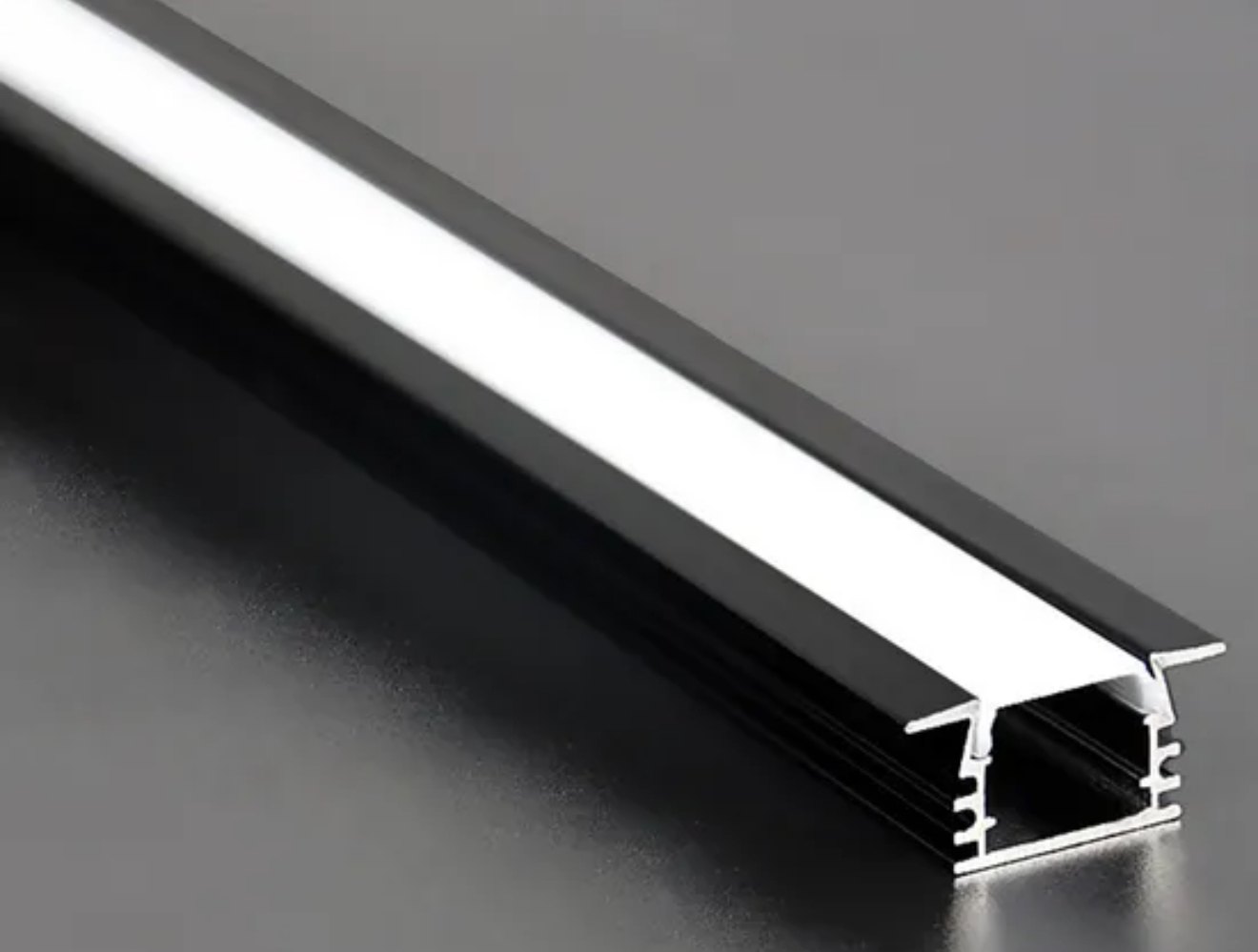 ALU LED LAJSNA UGRADBENA CRNA 15X09MM 3M